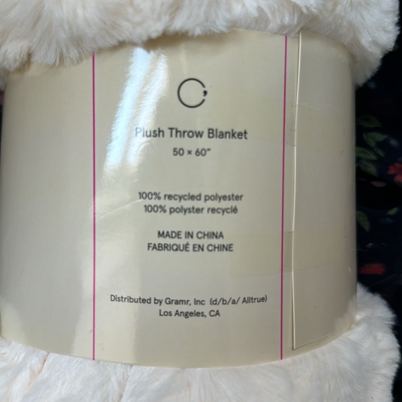 Comma Plush 50x60” throw blanket - Picture 5 of 5